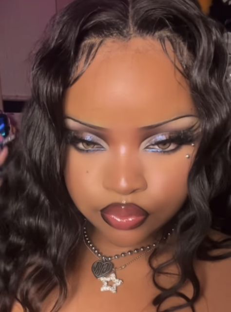 Early 2000s Makeup Black Women, Bride Of Chucky Makeup Black Women, Black 2000s Makeup, Grunge Makeup Looks Black Women, 2000 Makeup Black Women, Goth Makeup Looks Black Women, Emo Makeup Looks Black Women, Black Y2k Makeup Looks, Cute Alt Makeup Looks