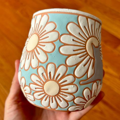 Daisy Pottery, Ceramic Carving, Glazing Pottery, Ceramica Ideas, Pottery Patterns, Pottery Inspo, Ceramics Inspiration, Cerámica Ideas, Ceramic Ideas