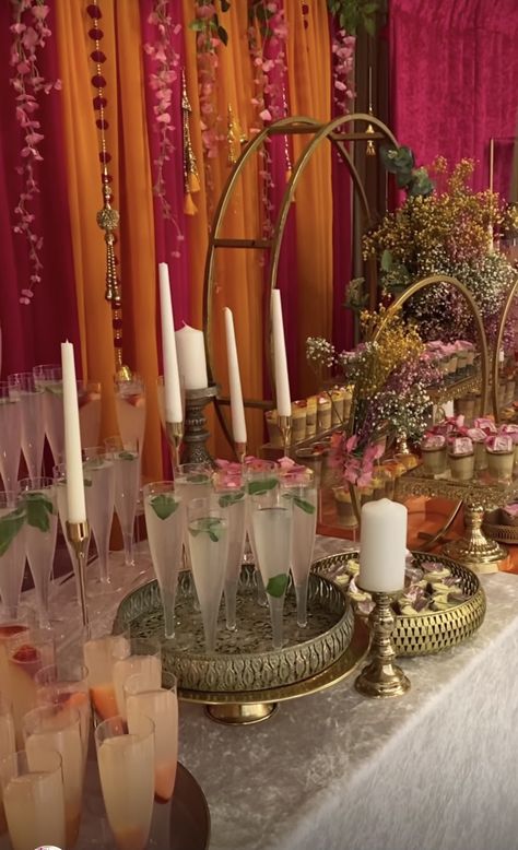 Mendhi Party At Home, Mehndi Dessert Table Ideas, Mendhi Food Table, Dholki Dessert Table, Mehndi Event Aesthetic, Desi Engagement Party, Mehndi Party Ideas, Mehndi Dessert Table, Rokha Decor