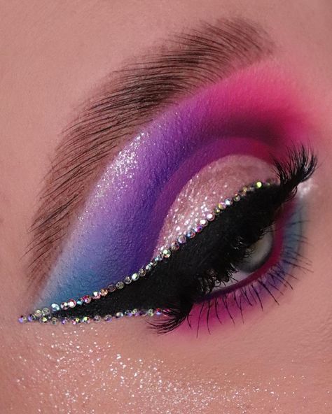 evelyn on Instagram: “bisexual pride flag inspired💗💜💙 swipe for a tiktoktorial!! (entry for #bperfectpride) (* gifted) ————— ✨products✨ brows: #benefitcosmetics…” Bisexual Eye Makeup, Bi Flag Makeup, Pride Flag Makeup, Bi Makeup, Bi Pride Makeup, Bisexual Makeup, Pride Makeup Ideas Bisexual, Pride Makeup Hooded Eyes, Bisexual Pride Makeup