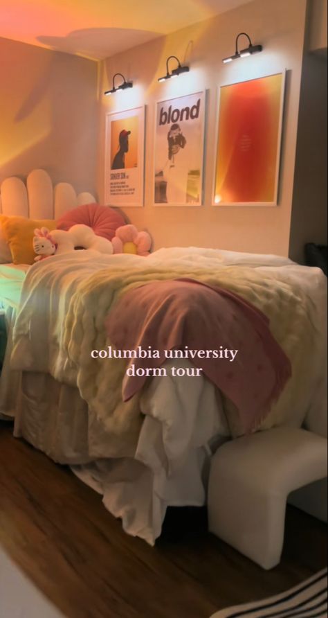 Columbia University Dorm, Organization Dorm, Luxury Dorm Room, Dorm Room Themes, Pretty Dorm Room, Room Organizers, Bedding Dorm, Dorm Room Layouts, Women Cave