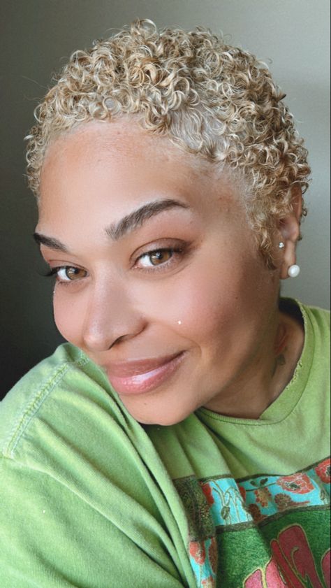 Twa Blonde Dark Skin, White Twa Natural Hair, Ash Blonde Hair Black Women Short, Ash Blonde Twa Natural Hair, Black Women Short Blonde Hair, Ash Blonde Twa, Ash Blonde Short Hair Black Women, Blonde Hair Black Women Short, Light Sandy Brown Hair