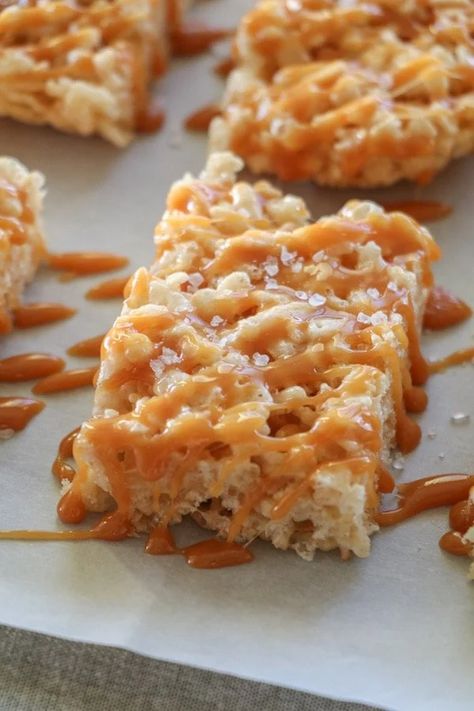 Treats With Caramel, Salted Caramel Rice Krispie Treats, Caramel Rice Krispie Treats, Recipe For Rice, Rice Krispie Treats Recipe, Rice Krispie Bars, Popcorn Movie, Thanksgiving Desserts Easy, Krispie Treats Recipe