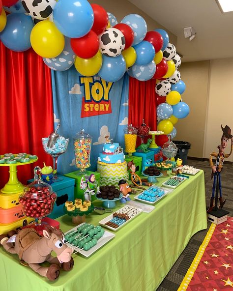 4de Verjaardag, Toy Story Party Decorations, 2nd Birthday Party For Boys, Toy Story Baby, 2nd Birthday Boys, Toy Story Theme, Second Birthday Ideas, Boy Birthday Party Themes, 2nd Birthday Party Themes