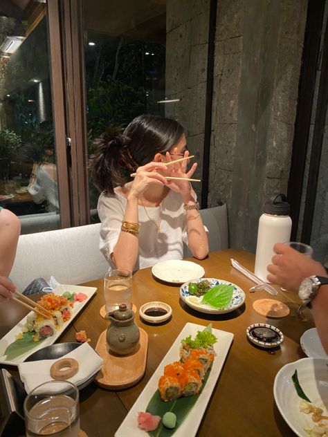 Aesthetic Eating Pictures, Resturent Pic, Restraunt Pic Aesthetic, Eating Sushi Pose, People Eating Aesthetic, Girl Eating Aesthetic, Restaurant Pose Ideas, Restaurant Photo Ideas, Eating Pose