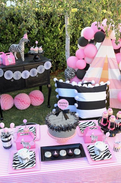 Pretty Pink Zebra themed birthday party! - LAURA'S little PARTY Zebra Party Decorations, White Treats, Pink And Black Party, Y2k Birthday, Zebra Birthday Party, Pink Zebra Party, Zebra Birthday, Zebra Party, Pretty Balloons