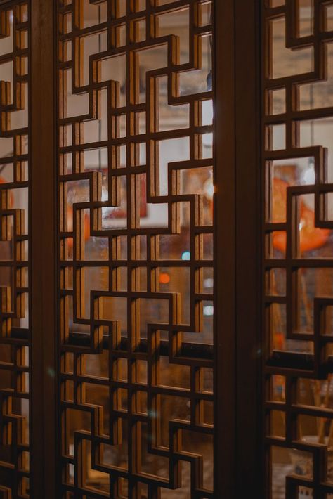 Wall Partition Design Entrance, Chinese Divider, Japanese Interior Design Traditional, Dai Aesthetic, Chinese Home Design, Chinese Room Divider, Taiwan Design, Wood Partition, Chinese Screen