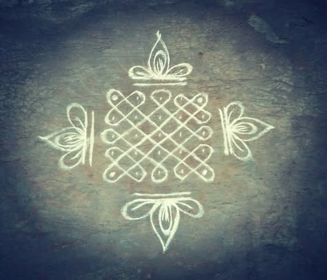 Simple Dots Rangoli, Melika Muggulu, Simple Rangoli With Dots, Dots Muggulu, Indian Rangoli Designs, Pattern Design Drawing, Easy Rangoli Designs Videos, Very Easy Rangoli Designs, Rangoli Designs Photos