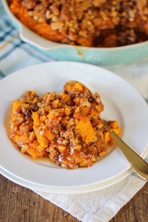 Old-Fashioned Sweet Potato Casserole Savoury Crumble, Savory Baking, Yams Recipe, Cinnamon Pecans, Sweet Potato Recipes Casserole, Thanksgiving Recipes Side Dishes, Pot Pies Recipes, Savoury Baking, Food Heaven