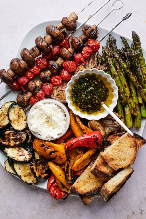 Vegetable Marinade, Vegetable Platter, Grilled Bread, Grilled Veggies, Trendy Mom, Food Platters, Grilled Vegetables, Mom Outfits, Vegetable Recipes