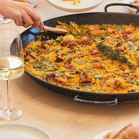 Hacer paella 🥘 es más que una simple receta; es un arte. Nuestra #PaellaFullExperience te sumerge en el corazón de la gastronomía valenciana, ofreciéndote la oportunidad de descubrir y participar en la elaboración de una auténtica paella valenciana. 🌾 Ubicados en la vibrante huerta de #Burjassot, nuestros chefs de la terreta te guiarán a través de cada paso del proceso, desde la selección de ingredientes de primera calidad hasta la cocción en nuestro jardín. Al finalizar, te espera un menú ... Paella Valenciana