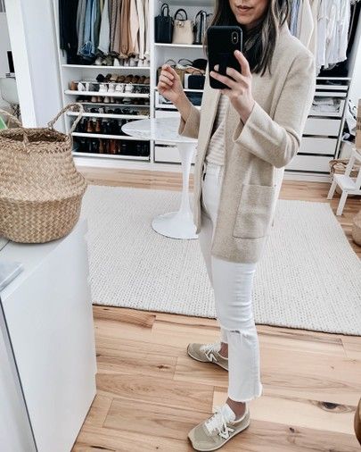 Ecru Jeans, Sneakers Outfit Casual, Sneaker Outfits Women, New Balance Outfit, Tennis Shoes Outfit, White Jeans Outfit, Clothing Blogs, Sneakers Fashion Outfits, Fashion Corner