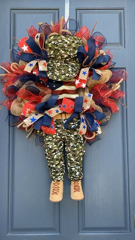 Disney Christmas Diy, Veterans Wreath, Military Crafts, Teacher Wreaths, Military Wreath, Burlap Flower Wreaths, Deco Mesh Wreaths Diy, Flag Wreath, Holiday Wreaths Christmas