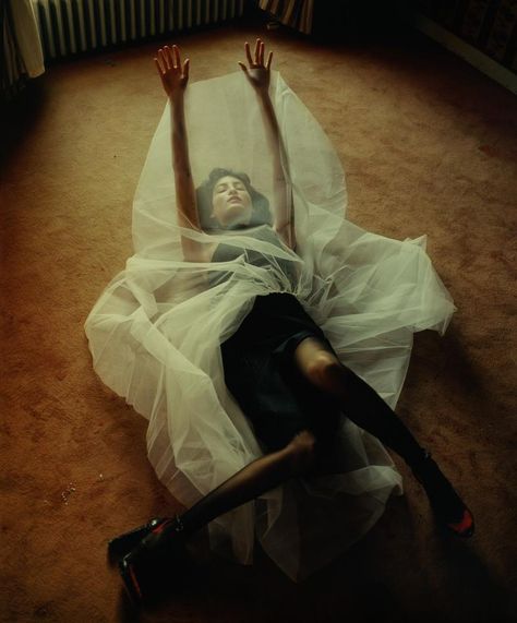 Heather Kemesky, Harley Weir, 사진 촬영 포즈, Fashion Photography Inspiration, Shoot Inspiration, Fashion Editorial, On The Floor, Photography Inspo, Fashion Shoot