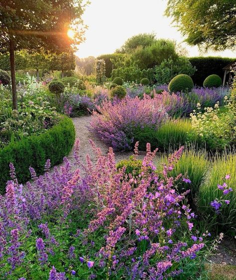 Riverside Garden, Tuscan Garden, Front Garden Landscape, Bird Bath Garden, Cottage Garden Design, Garden Idea, Garden Borders, Perennial Garden, English Garden