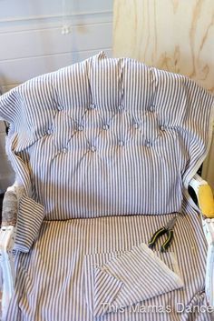 Upholstery Techniques, Diy Furniture Upholstery, Furniture Reupholstery, Upholstery Ideas, Reupholster Chair, Furniture Fix, Reupholster Furniture, Upholstery Diy, Furniture Rehab