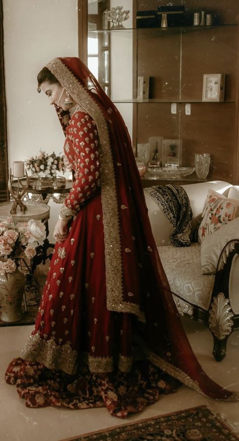 Pakistan Bridal Dress, Bridal Dress Indian, Pakistan Bridal, Dresses Photography, Red Bridal Dress, Desi Wedding Dresses, Asian Bridal Dresses, Wedding Dress Flowy, Latest Bridal Dresses