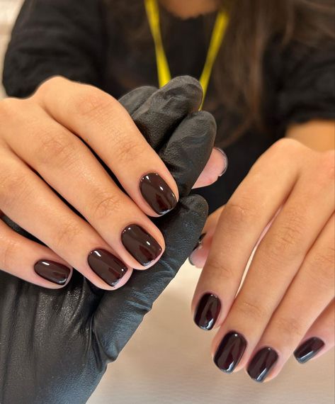 deep chocolate brown nail color with mid length square shape Short Gel Nails Black, Kutek Disney, Nagellack Trends, Short Gel Nails, Nagel Tips, Business Savvy, Smink Inspiration, Her Nails, Makijaż Smokey Eye