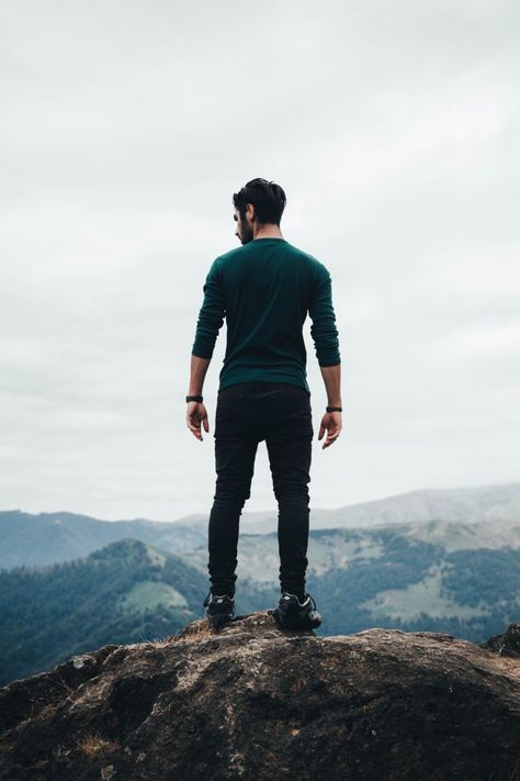 Mountain Photoshoot Ideas, Mountain Photo Ideas, Mountain Photoshoot, Mountain Pose, Mens Photoshoot Poses, Portrait Photography Men, Forest Photos, Mountain Photos, Man Photography