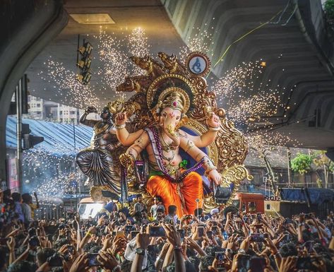 Maharashtrian Culture, Ganesh Chaturthi Photos, Ganpati Murti, God Pic, God Ganesh, Gorillas Art, Levitation Photography, Ganesh Utsav, Baby Ganesha