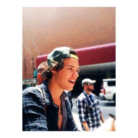 Harry Styles. Snapback. Green. Meeting fans. Frat Boy Harry Styles, 1d Imagines, One Direction Imagines, Harry Styles Imagines, Harry Styles Cute, Haikou, Frat Boy, Harry Styles Wallpaper, Harry Styles Pictures