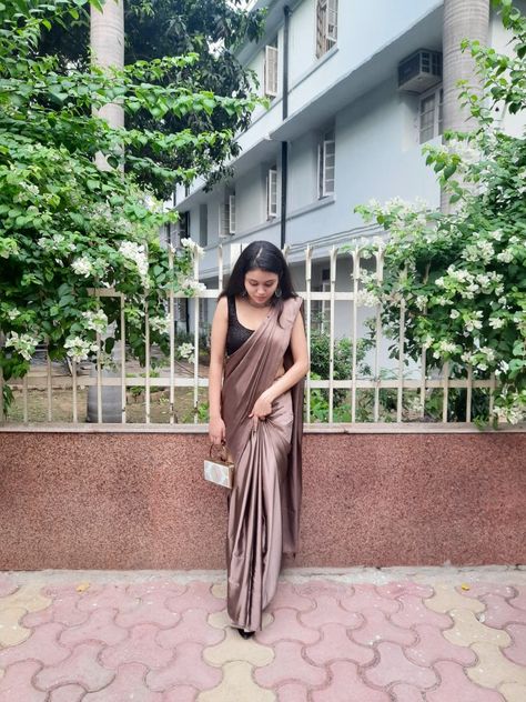 Saree Styles Modern Party, Saree Photoshoot Poses, Saree Styles Modern, Diy Cut Shirts, Stylish Pic, Saree Wearing Styles, Simple Saree Designs, Fashionable Saree Blouse Designs, Fancy Sarees Party Wear