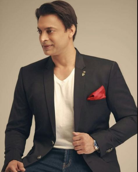 Shoaib Akhtar is a Pakistani cricket commentator and former cricket player who has played in all game formats for fourteen years of his career. Pakistan Team, Shoaib Akhtar, Shahid Afridi, Cricket (sports), World Cricket, Pakistan Cricket Team, Ab De Villiers, Pakistan Cricket, Streetwear Chic