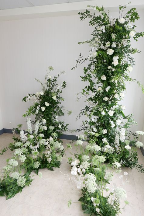 Half Floral Arch, Pillar Wedding Decor, Floral Pillars Wedding Ceremony, Flower Pillars Wedding, Kantara House, Wedding Decorations White, Flowers Installation, Altar Flowers Wedding, Wedding Columns