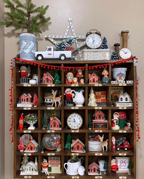 Trinket Shelf Display, Trinket Shelves, Christmas Decor Apartment, Stormy Beach, Christmas Booth, Christmas Shelf, Printers Drawer, Christmas Shadow Boxes, Christmas Vignettes