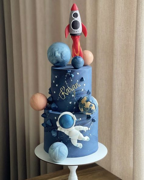 Astronaut 1st Birthday Cake, Space Birthday Cake Ideas, Space Themed Cakes Kids, Houston We Have A One Year Old Cake, Astronaut Baby Shower Cake, Astronaut Birthday Party Decorations, Birthday Cake For 3 Yrs Old Boy, Space Theme Cakes, Rocket Cakes For Boys