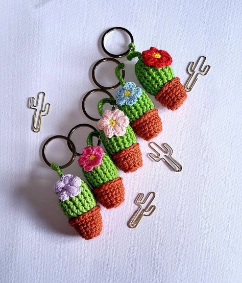 Cactus Crochet Keychain, Crochet Charm Bag, Crochet Bag Charm Free Pattern, Crochet Cactus Keychain, Crochet Keychain Flower, Crochet Keyring Free Pattern, Crochet Keyrings, Crochet Bag Charm, Crochet Keyring