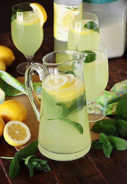 Limoncello Lemonade, Limoncello Drinks, The Kitchen Is My Playground, Limoncello Cocktails, Pitcher Drinks, Limoncello Recipe, Pitcher Cocktails, Italian Liqueur, Cocktail Pitcher