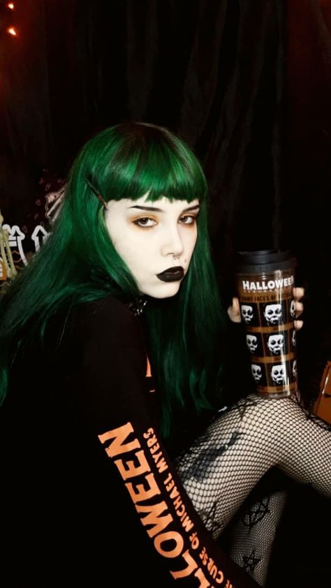 Green To Black Hair, Green Hair Makeup Ideas, Green Hair Dark Roots, Green Ghost Roots, Goth Green Hair, Neon Green Hair Streaks, Green Shag Hair, Green Hair Women, Green Hair Halloween Costumes