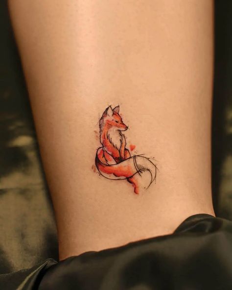 Fox Henna Designs, Simplistic Fox Tattoo, Fox Woman Tattoo, Cute Fox Tattoos For Women, Fox Tattoo Design For Women, Mini Fox Tattoo, Fox Small Tattoo, Fox Tattoo Fine Line, Cartoon Fox Tattoo