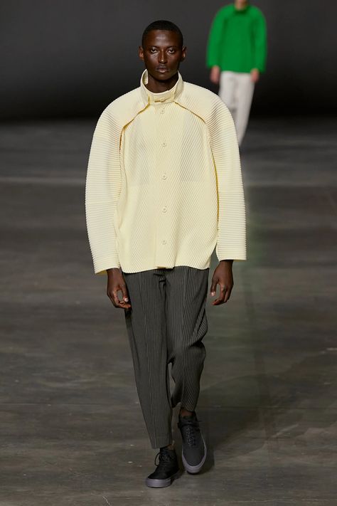 Homme Plissé Issey Miyake Fall 2023 Menswear Collection | Vogue Homme Plisse Issey Miyake, Fall 2023 Menswear, 2023 Menswear Fashion Show, Issey Miyake Men, Menswear Fashion Show, Fame Dr, Menswear Fashion, Menswear Collection, Fall 2023