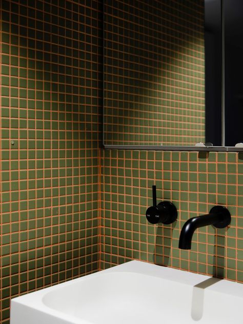 Whether you prefer emerald green or lime green, this post will help you to know what colors go good with green in a bathroom. Colored Grout Bathroom, Mid Century Modern Tile Bathroom, Mid Century Toilet, Modern Retro Interior, Studio Prineas, Bathroom Mid Century, Color Grout, Colored Grout, Custom Window Seat