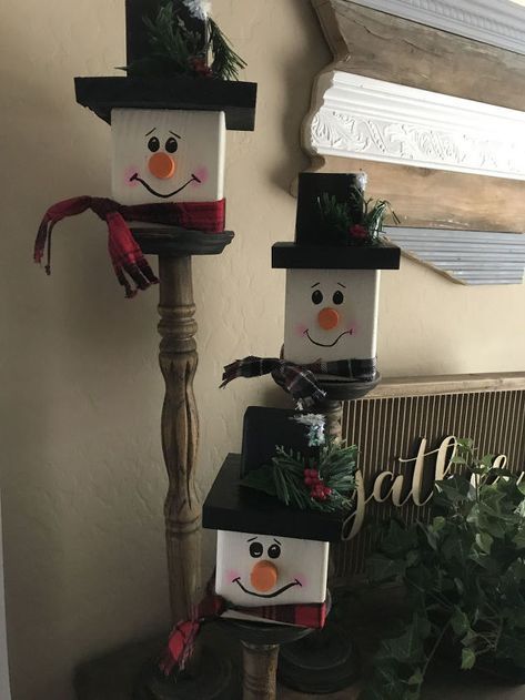 Tutorial using some scrap wood you have laying around to make these beautiful snowmen. Think: recycled wood, and farmhouse style holiday decor Snowmen Diy, Spindle Crafts, Snowman Ideas, Snowman Crafts Diy, Wood Snowman, Snow Men, Rustic Holiday Decor, Diy Snowman, Holiday Snowmen