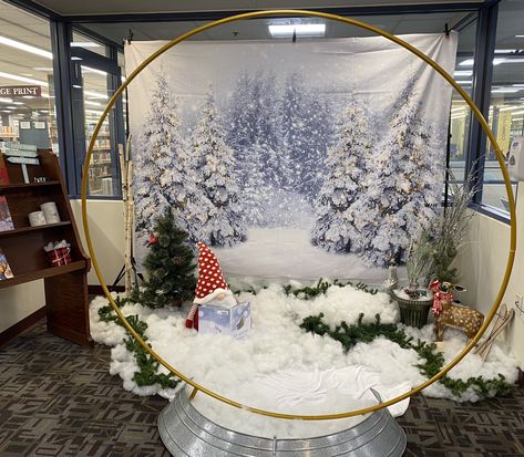 Diy Lifesize Snow Globe, Snow Globe Picture Backdrop, Snow Globe Backdrop Diy, Life Size Snow Globe Diy, Snow Globe Window Display, Christmas Theme Trunk Or Treat, Diy Snowglobe Photo Booth, Snow Globe Photo Booth Diy, Snow Globe Photoshoot