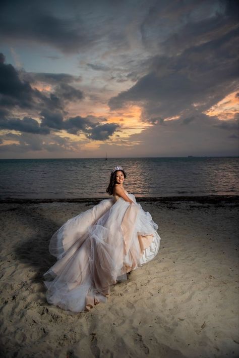 Beach Quinceanera Ideas, Quince Picture Ideas, Quinceañera Photoshoot Ideas, Quince Pictures, Quinceanera Photoshoot, Quinceanera Photography, Big Dresses, Quinceanera Themes, Ni Idea