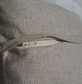 Hidden zipper tutorial -tried and tested, works a treat, I'm gonna make all my cushion covers with this zip finish,a good tutorial. Zipper Tutorial, Háčkované Lemy, Sewing Cushions, Sew Zipper, Sewing 101, Costura Diy, Sewing Pillows, Sewing Lessons, Sewing Skills