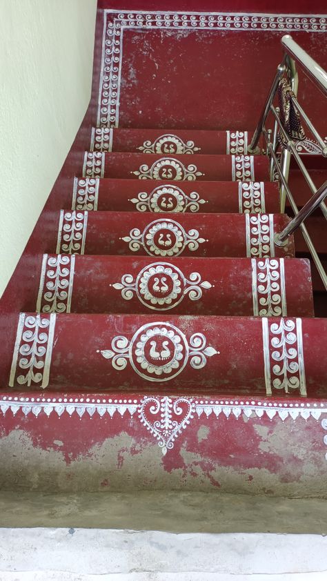 Door Alpana Designs Bengali, Stair Alpona Design, Alpona Design For Stairs, Mandana Rajasthani Art On Floor, Oil Paint Rangoli Designs On Floor, Door Alpona Design Bengali, Alpana Designs Bengali Border, Alpona Art, Very Easy Rangoli Designs