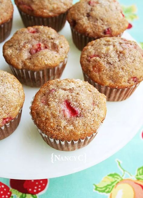 Strawberry Banana Muffins, Blackberry Muffins, Blackberry Muffin, Bbq Dishes, Muffin Tops, Strawberry Muffins, Banana Bread Muffins, Filled Muffins, Muffin Cake