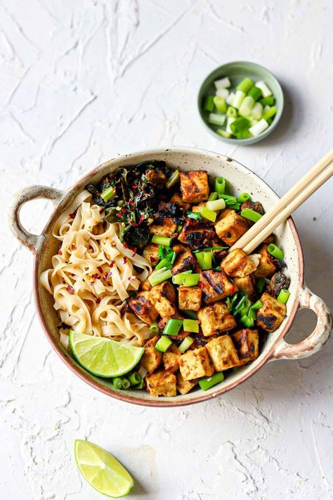 Crispy Peanut Tofu Noodle Bowl - Vega Recipe Lucy & Lentils Tofu Noodle Bowl, Tofu Peanut, Seasoned Tofu, Noodle Bowls Recipes, Noodles And Company, Tofu Noodles, Noodle Recipe, Peanut Noodles, Tofu Recipe