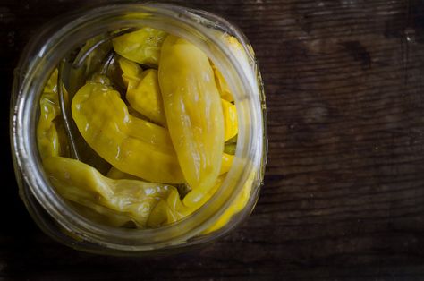 REAL pickled peperoncini, made the old-fashioned way through fermentation.  So. So. So. Easy. Pickled Pepperoncini, Garden Meals, Pickled Peppers, Fermenting Jars, Preserving Foods, Cultured Food, Pepperocini Recipes, Pickle Recipes, Canning Recipe