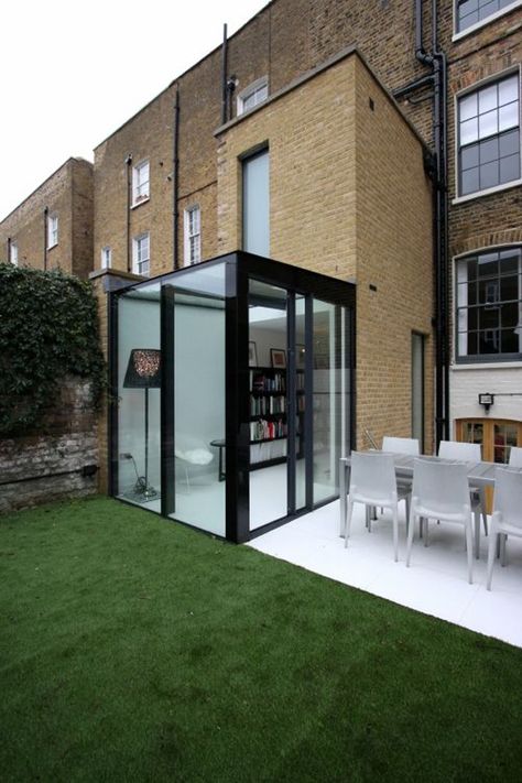 35 Fabulous House Extension Ideas For Your Extra Room | Home Design And Interior Small Glass Extension, Glass Box Extension, Glass Porch, Side Return Extension, Glass Conservatory, Minimal Windows, Aluminium Sliding Doors, Side Return, Room Extensions