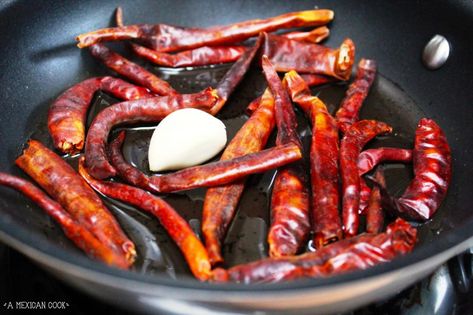 Arbol Chili Salsa, Dried Chili Salsa, Chili Arbol Salsa Recipe, Arbol Chili Recipes, Hot Chili Recipe, Chili's Salsa Recipe, Mexican Sauces, My Left Side, Colorado Food