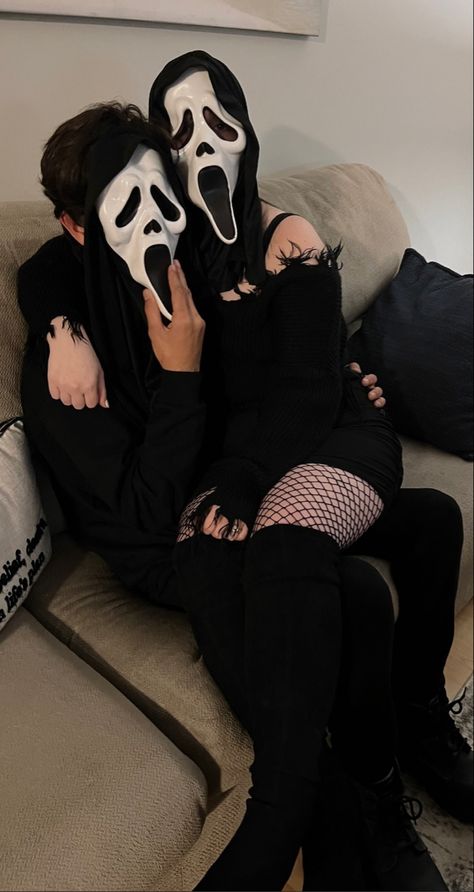 Scream Couple, Chic Halloween Costumes, Scream Costume, Easy Diy Halloween Costumes, Black Halloween Costumes, Batman Catwoman, Duo Halloween Costumes, Couples Halloween Outfits, Cute Couple Halloween Costumes