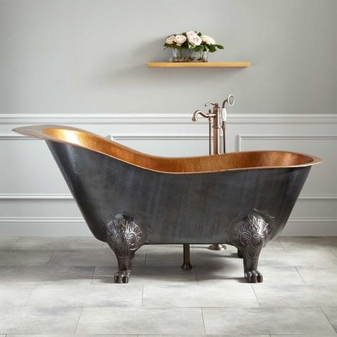 An old cast iron bathtub, sweet! Bathroom Clawfoot Tub, Bathtub Designs, Claw Foot Bathtub, Spa Retreats, Wainscoting Bedroom, Interior Hotel, Wainscoting Bathroom, Luxury Bathtub, Copper Interior