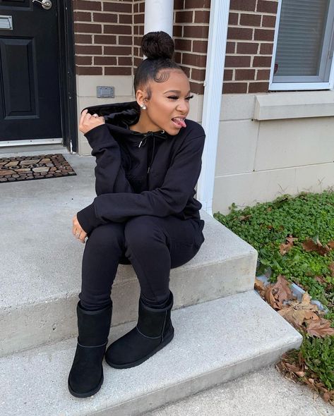 Cute Outfits With Black Ugg Boots, Black Uggs Outfit Black Women, Black Uggs Boots Outfit, Long Ugg Boots Outfit, Black Ugg Outfits, Uggs Outfit Black Women, Black Uggs Outfit Winter, Black Ugg Outfit, Black Ugg Boots Outfit