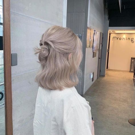 Light Ash Blonde Hair Color, Ash Blonde Hair With Highlights, Winter Hair Colour For Blondes, Sophisticated Updo, Subtle Blonde, Light Ash Blonde Hair, Hair Colors For Blondes, Natural Balayage, Winter Hair Colors